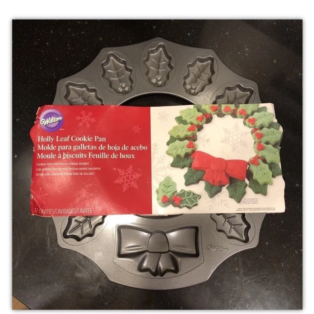 WILTON HOLLY LEAF & BOW WREATH 15